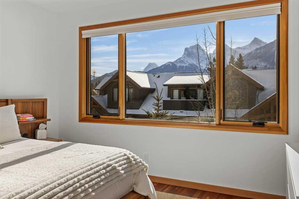 4-511 6Th Avenue, Canmore, AB - Indoor Photo Showing Bedroom