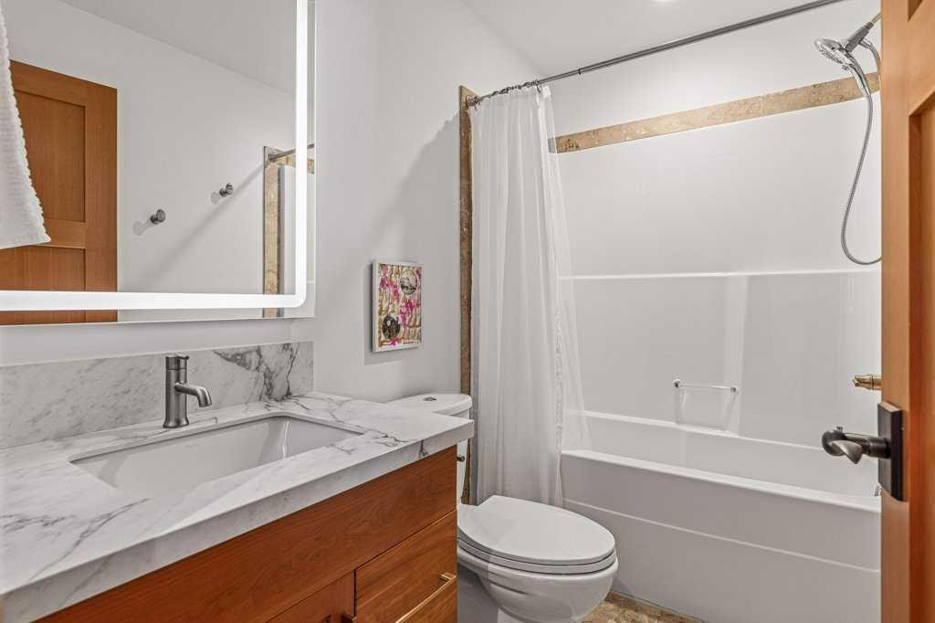 4-511 6Th Avenue, Canmore, AB - Indoor Photo Showing Bathroom