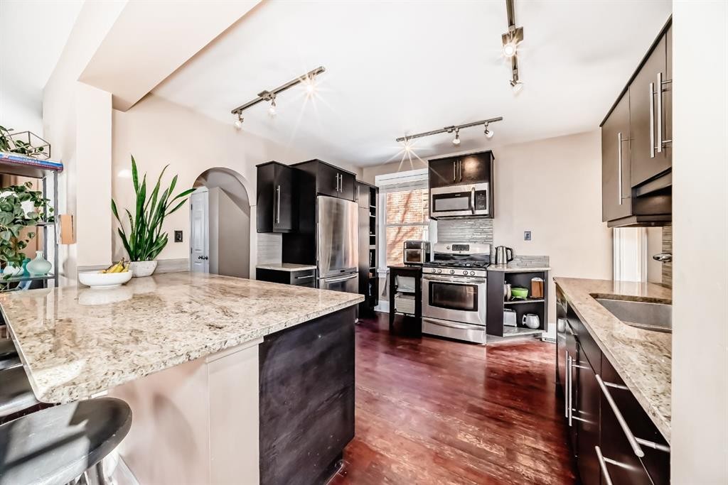 2125 36 Avenue Sw, Calgary, AB - Indoor Photo Showing Kitchen With Upgraded Kitchen