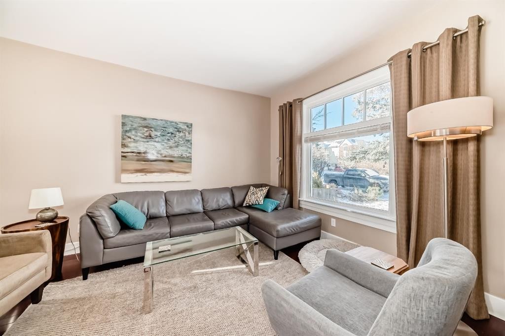 2125 36 Avenue Sw, Calgary, AB - Indoor Photo Showing Living Room