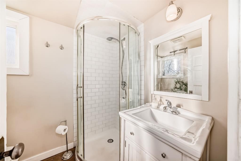 2125 36 Avenue Sw, Calgary, AB - Indoor Photo Showing Bathroom