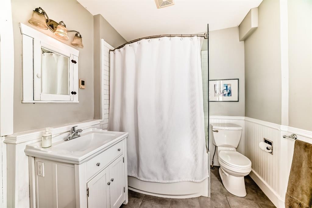 2125 36 Avenue Sw, Calgary, AB - Indoor Photo Showing Bathroom