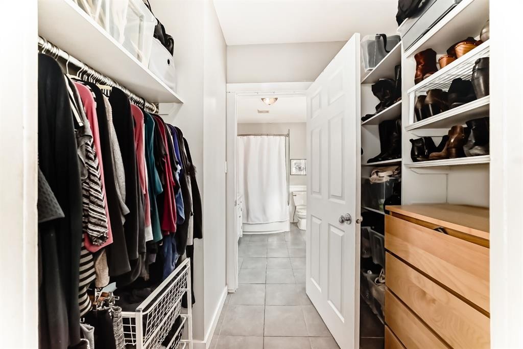 2125 36 Avenue Sw, Calgary, AB - Indoor With Storage