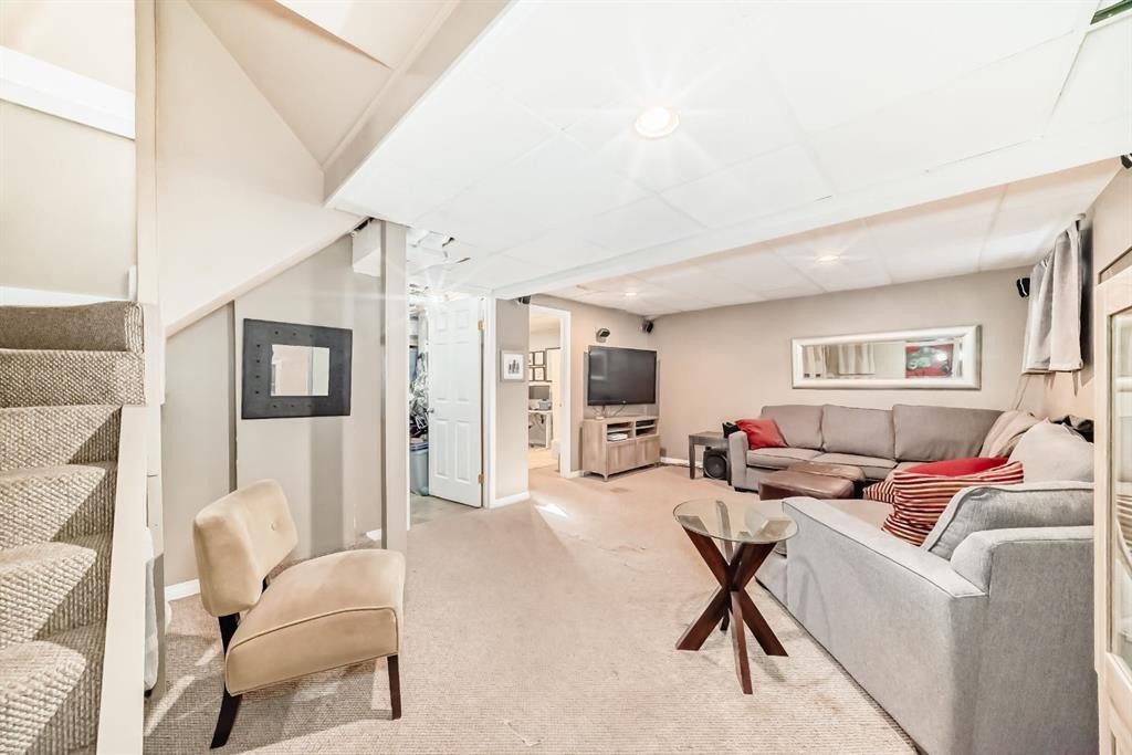 2125 36 Avenue Sw, Calgary, AB - Indoor