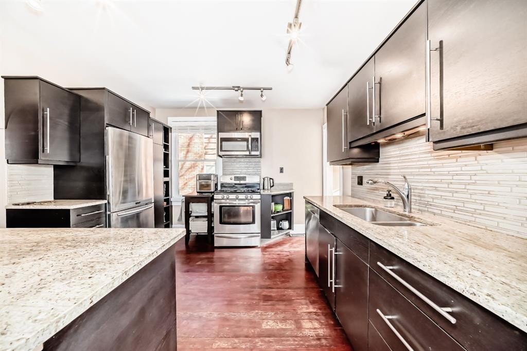 2125 36 Avenue Sw, Calgary, AB - Indoor Photo Showing Kitchen With Double Sink With Upgraded Kitchen