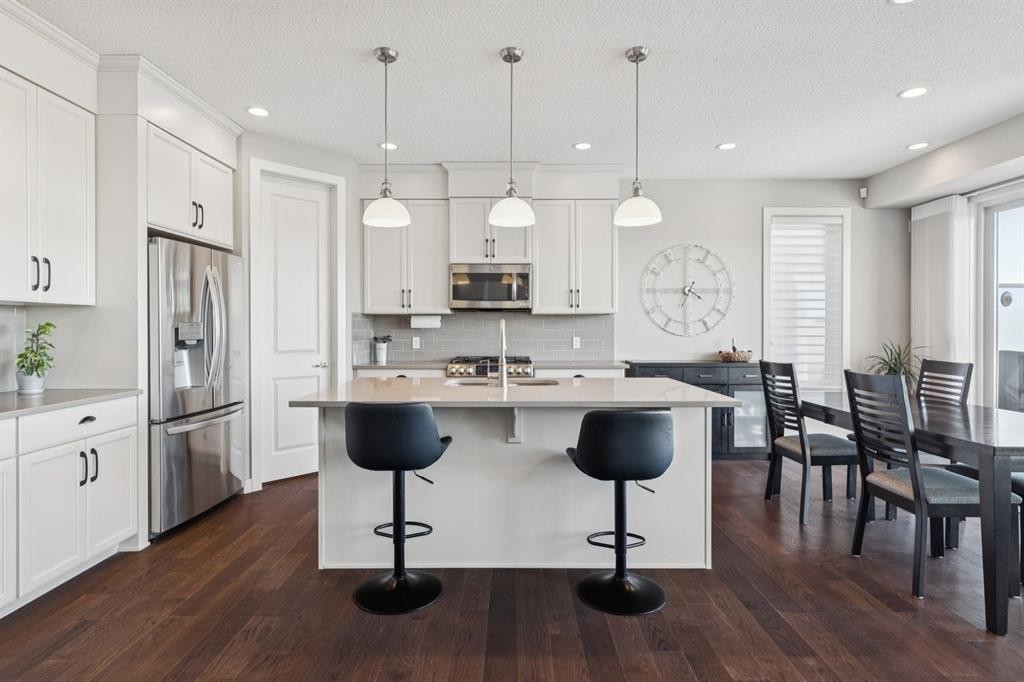 101 Cranarch Common Se, Calgary, AB - Indoor Photo Showing Kitchen With Upgraded Kitchen
