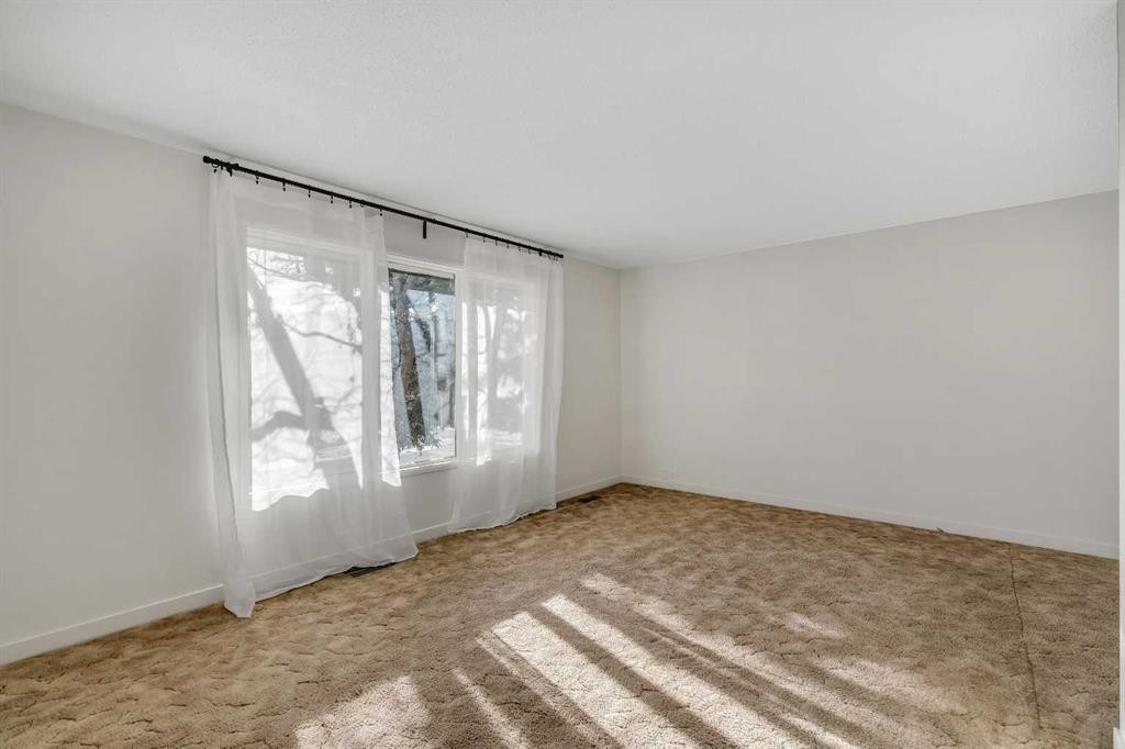 3404 35 Avenue Se, Calgary, AB - Indoor Photo Showing Other Room