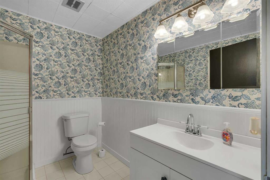 3404 35 Avenue Se, Calgary, AB - Indoor Photo Showing Bathroom