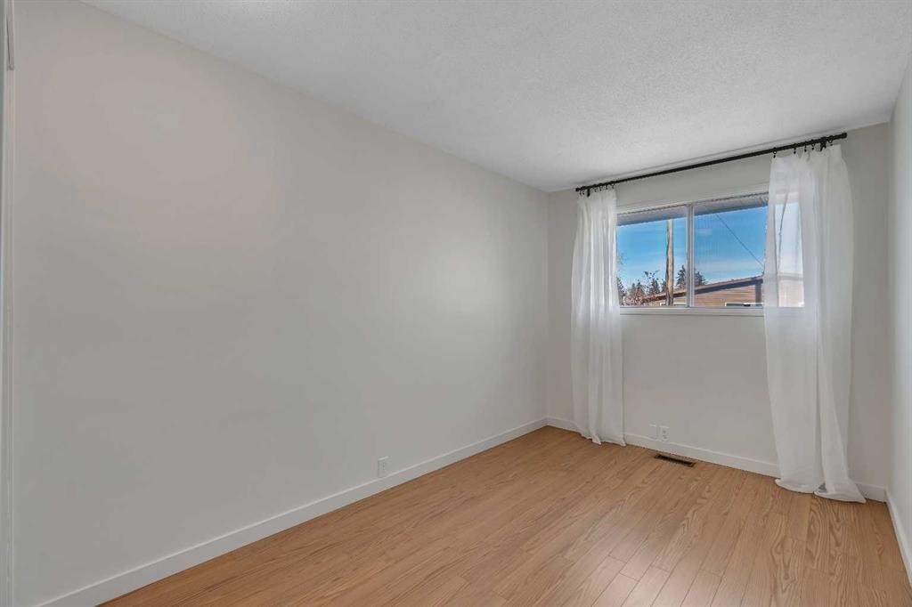 3404 35 Avenue Se, Calgary, AB - Indoor Photo Showing Other Room
