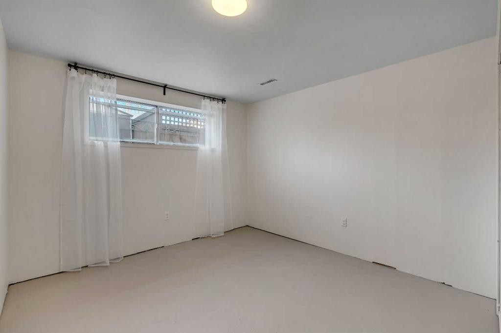 3404 35 Avenue Se, Calgary, AB - Indoor Photo Showing Other Room