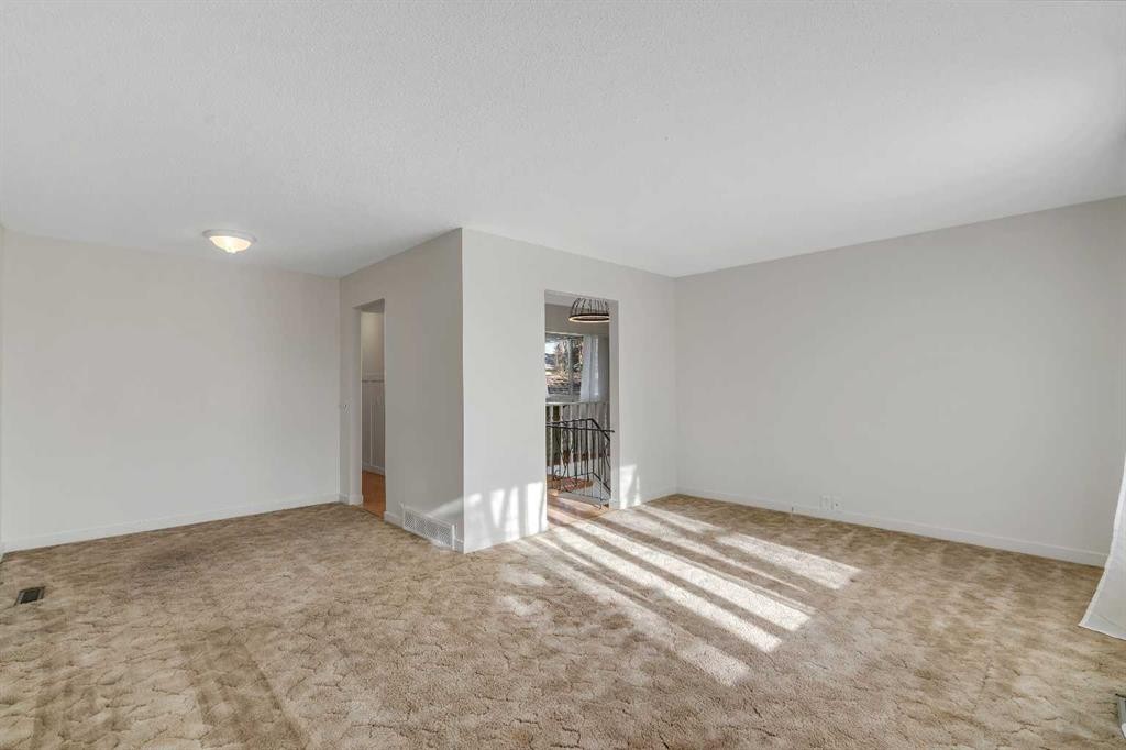 3404 35 Avenue Se, Calgary, AB - Indoor Photo Showing Other Room