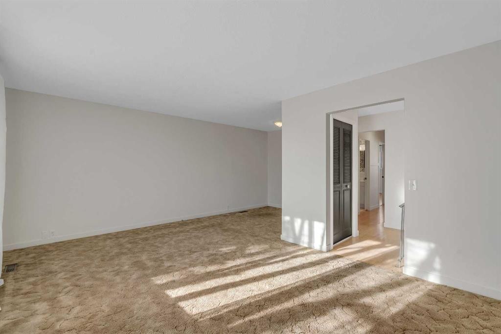 3404 35 Avenue Se, Calgary, AB - Indoor Photo Showing Other Room