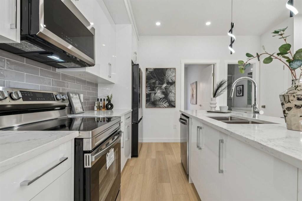 204-95 Saddlecrest Circle Ne, Calgary, AB - Indoor Photo Showing Kitchen With Double Sink With Upgraded Kitchen