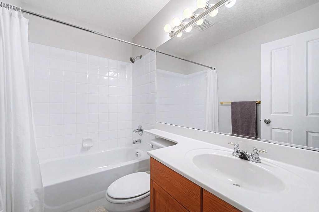 105 Citadel Crest Park Nw, Calgary, AB - Indoor Photo Showing Bathroom