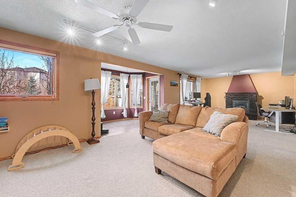 105 Citadel Crest Park Nw, Calgary, AB - Indoor Photo Showing Living Room