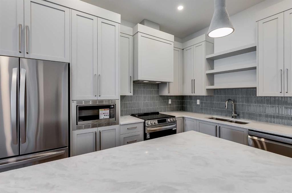 1414-520 Reynolds Avenue Sw, Airdrie, AB - Indoor Photo Showing Kitchen With Double Sink With Upgraded Kitchen
