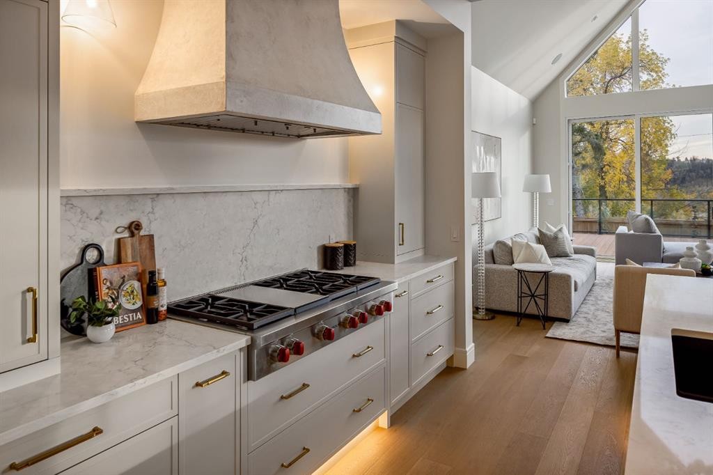 2920 Toronto Crescent Nw, Calgary, AB - Indoor Photo Showing Kitchen