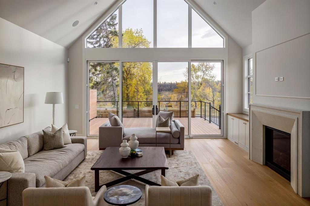 2920 Toronto Crescent Nw, Calgary, AB - Indoor Photo Showing Living Room
