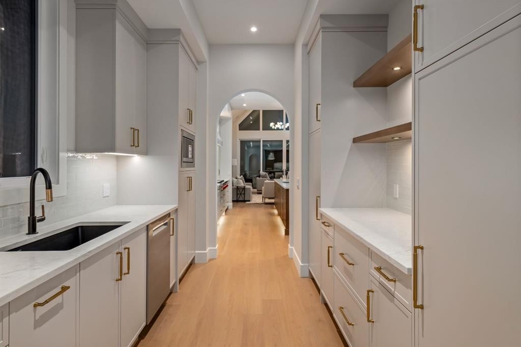 2920 Toronto Crescent Nw, Calgary, AB - Indoor Photo Showing Kitchen With Upgraded Kitchen