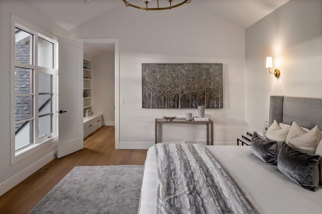 2920 Toronto Crescent Nw, Calgary, AB - Indoor Photo Showing Bedroom