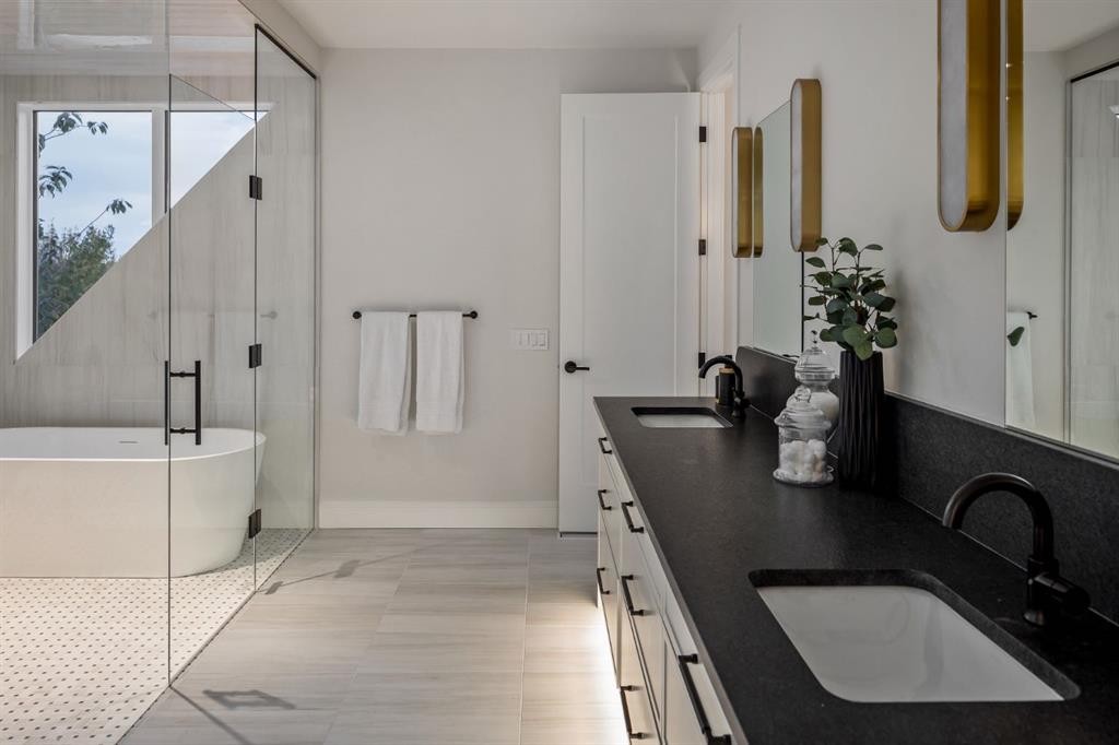 2920 Toronto Crescent Nw, Calgary, AB - Indoor Photo Showing Bathroom