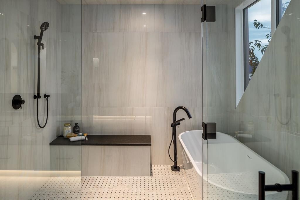 2920 Toronto Crescent Nw, Calgary, AB - Indoor Photo Showing Bathroom