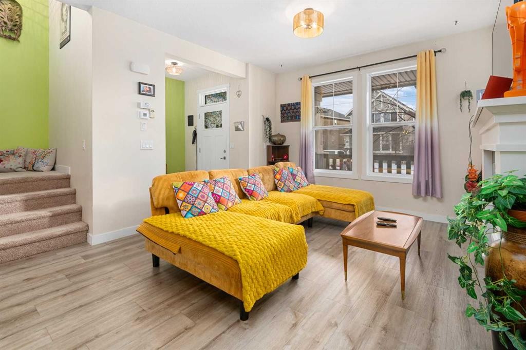 75 Williamstown Landing Nw, Airdrie, AB - Indoor Photo Showing Living Room