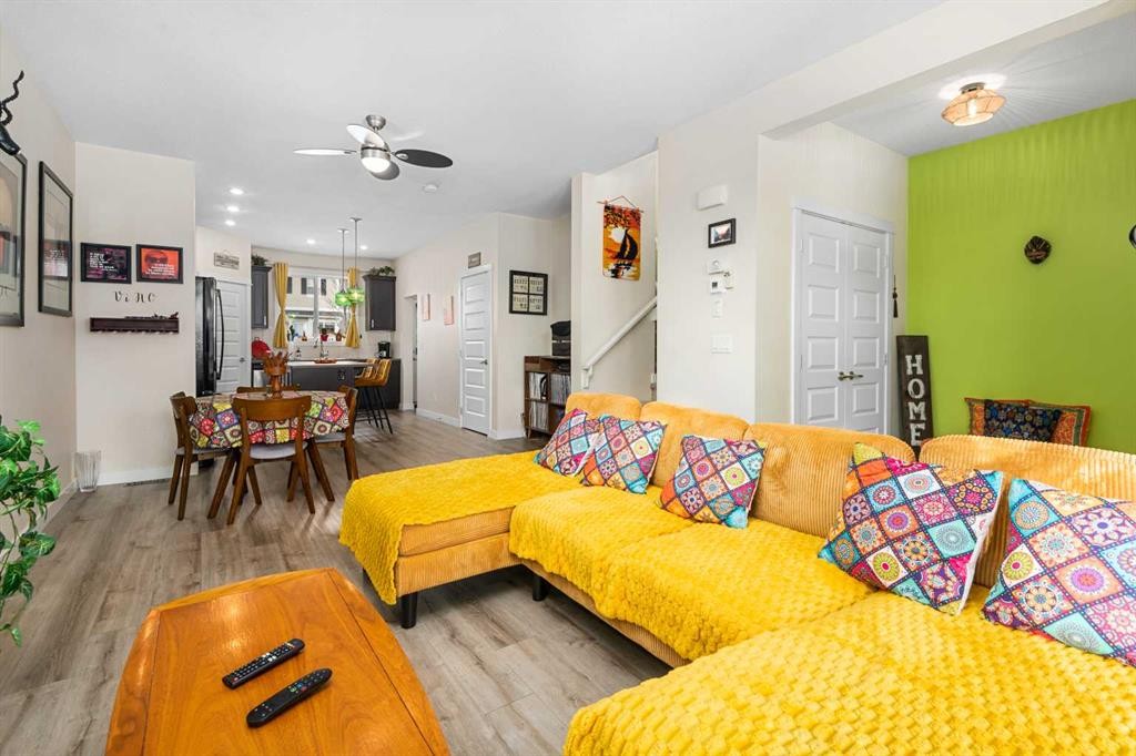 75 Williamstown Landing Nw, Airdrie, AB - Indoor Photo Showing Living Room