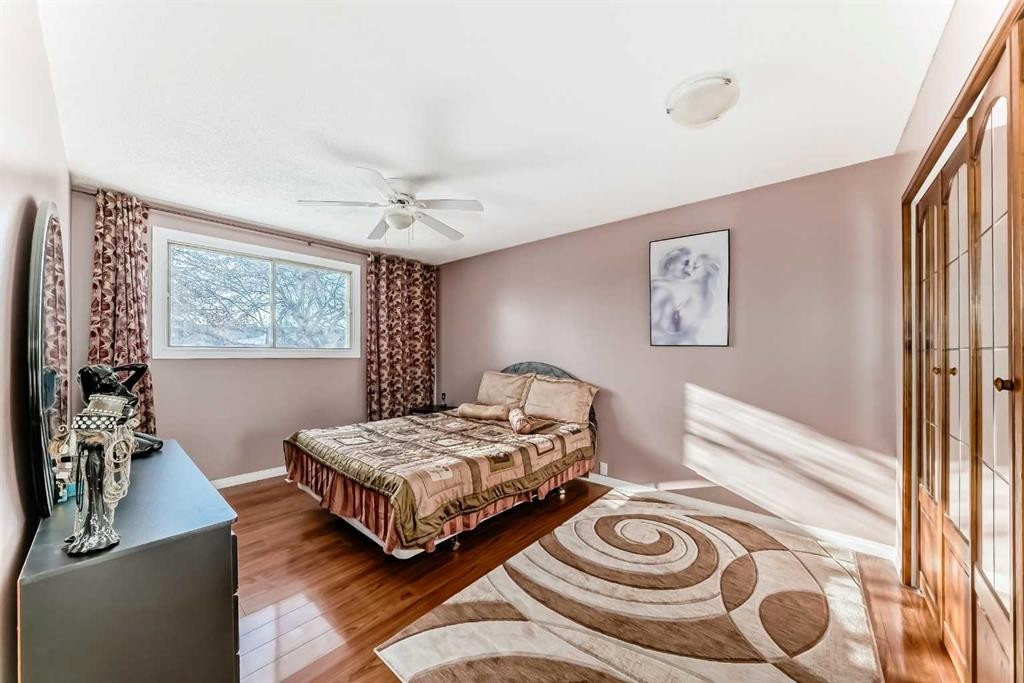 208 Bracewood Road Sw, Calgary, AB - Indoor Photo Showing Bedroom