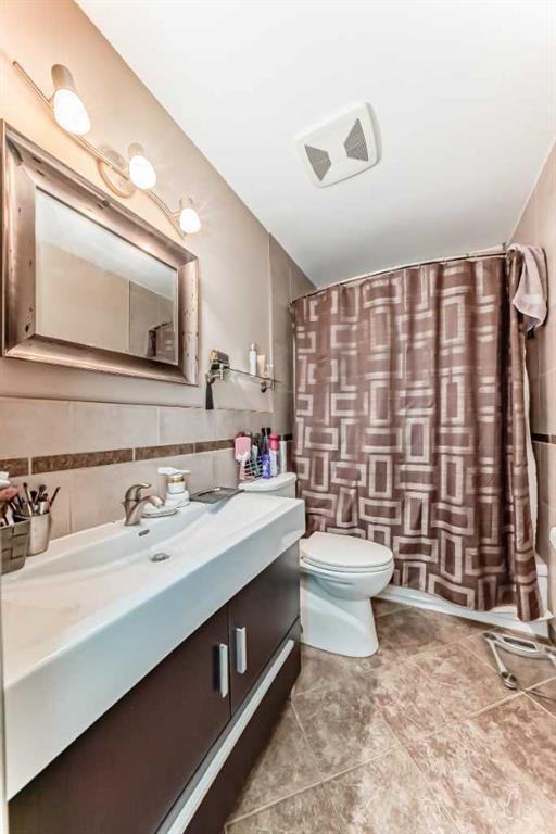 208 Bracewood Road Sw, Calgary, AB - Indoor Photo Showing Bathroom