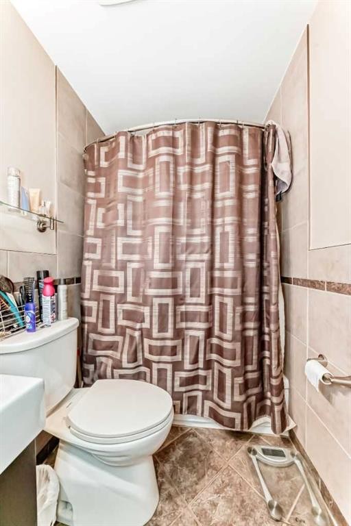 208 Bracewood Road Sw, Calgary, AB - Indoor Photo Showing Bathroom