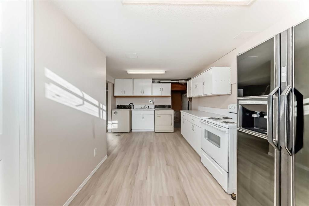 208 Bracewood Road Sw, Calgary, AB - Indoor Photo Showing Kitchen