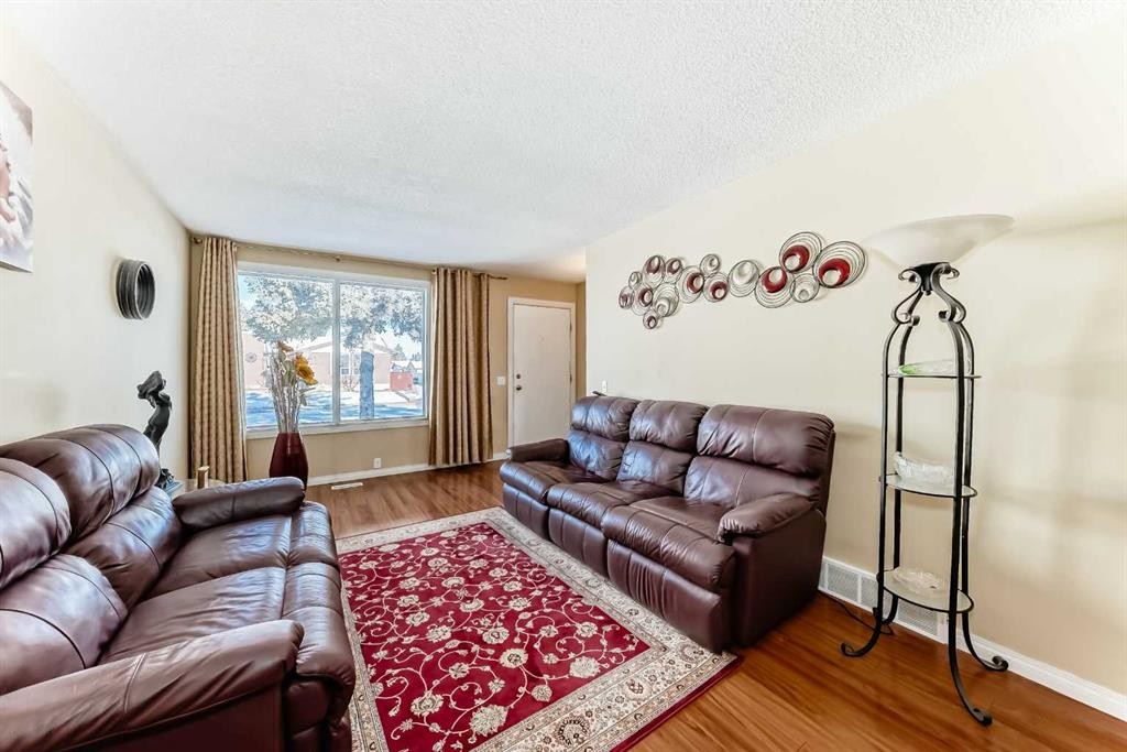 208 Bracewood Road Sw, Calgary, AB - Indoor Photo Showing Living Room