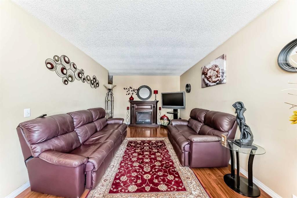 208 Bracewood Road Sw, Calgary, AB - Indoor Photo Showing Living Room