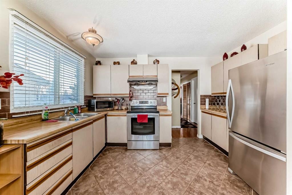 208 Bracewood Road Sw, Calgary, AB - Indoor Photo Showing Kitchen With Double Sink