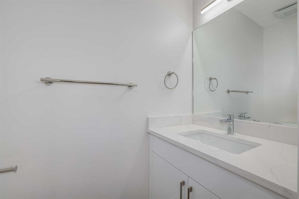 152 Falconridge Crescent Ne, Calgary, AB - Indoor Photo Showing Bathroom