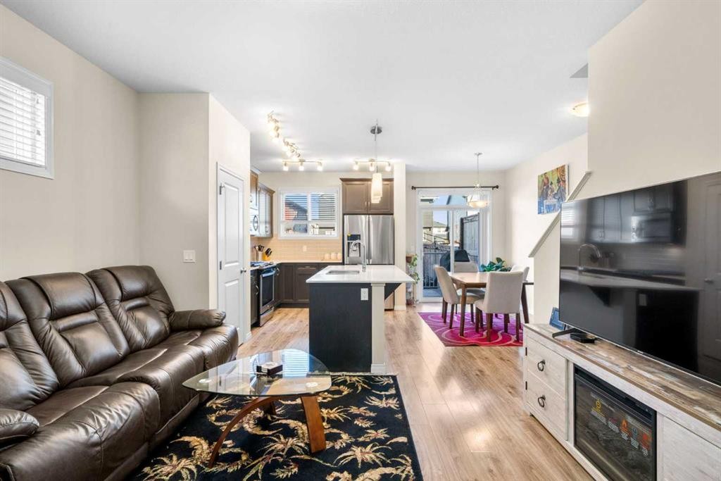 50 Legacy Glen Common Se, Calgary, AB - Indoor Photo Showing Living Room