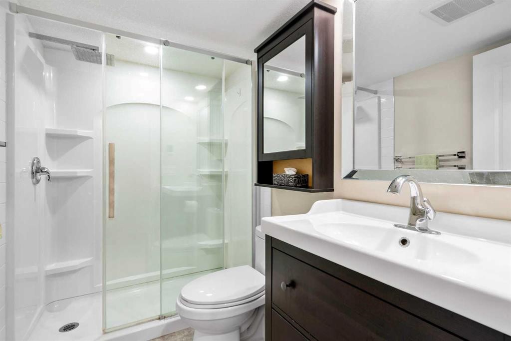 50 Legacy Glen Common Se, Calgary, AB - Indoor Photo Showing Bathroom