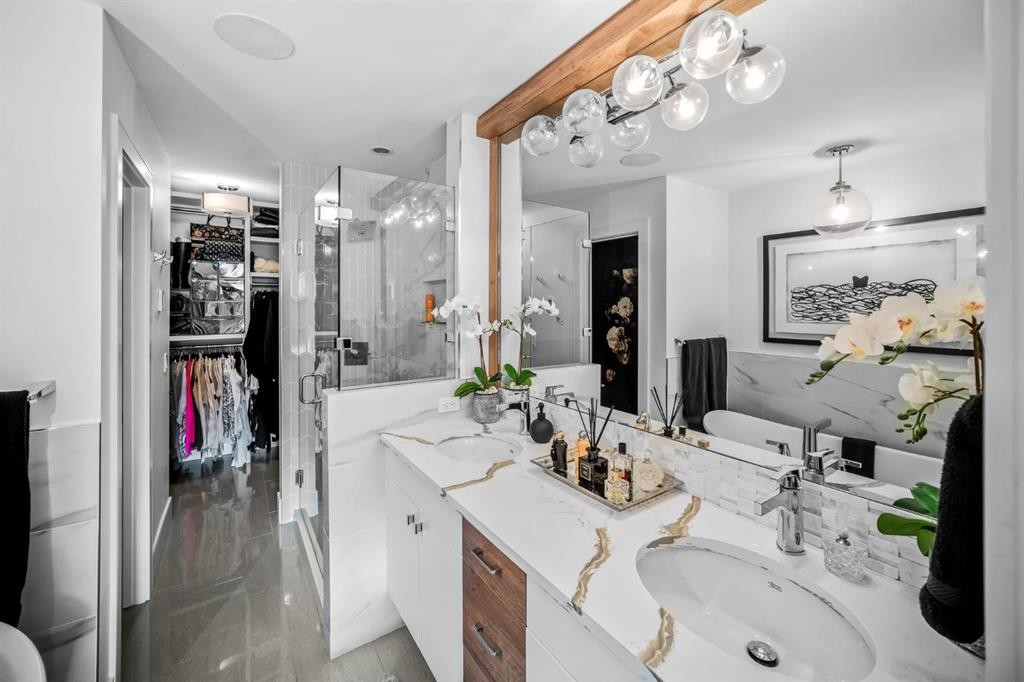 1910 48 Avenue Sw, Calgary, AB - Indoor Photo Showing Bathroom