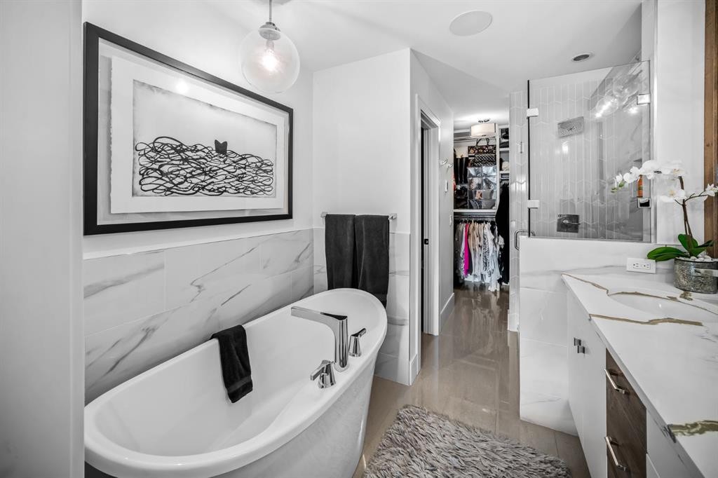 1910 48 Avenue Sw, Calgary, AB - Indoor Photo Showing Bathroom