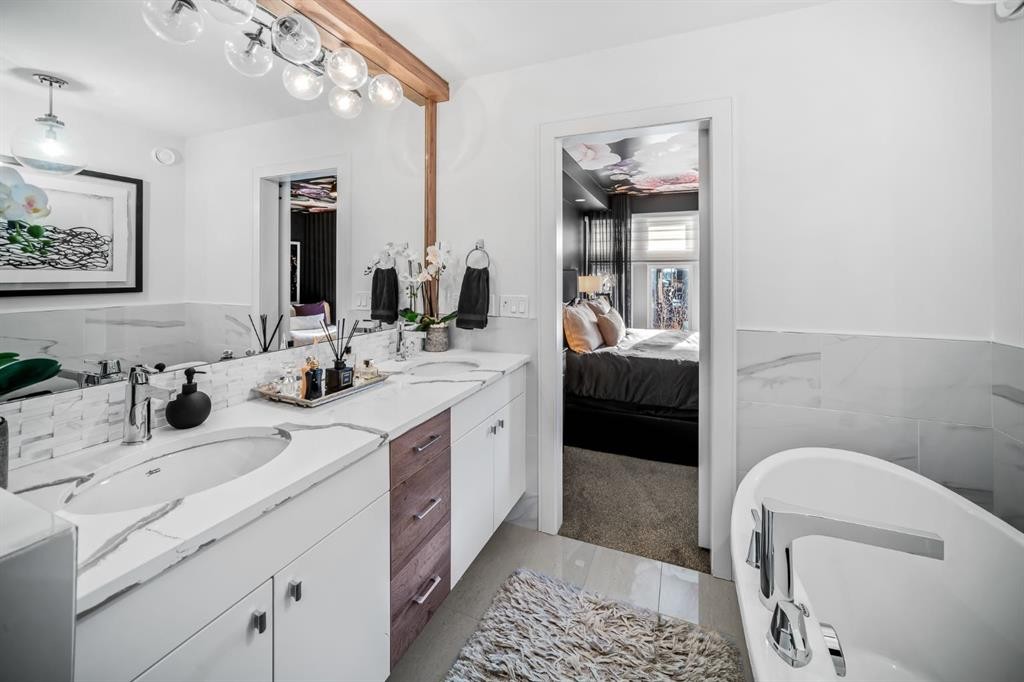 1910 48 Avenue Sw, Calgary, AB - Indoor Photo Showing Bathroom