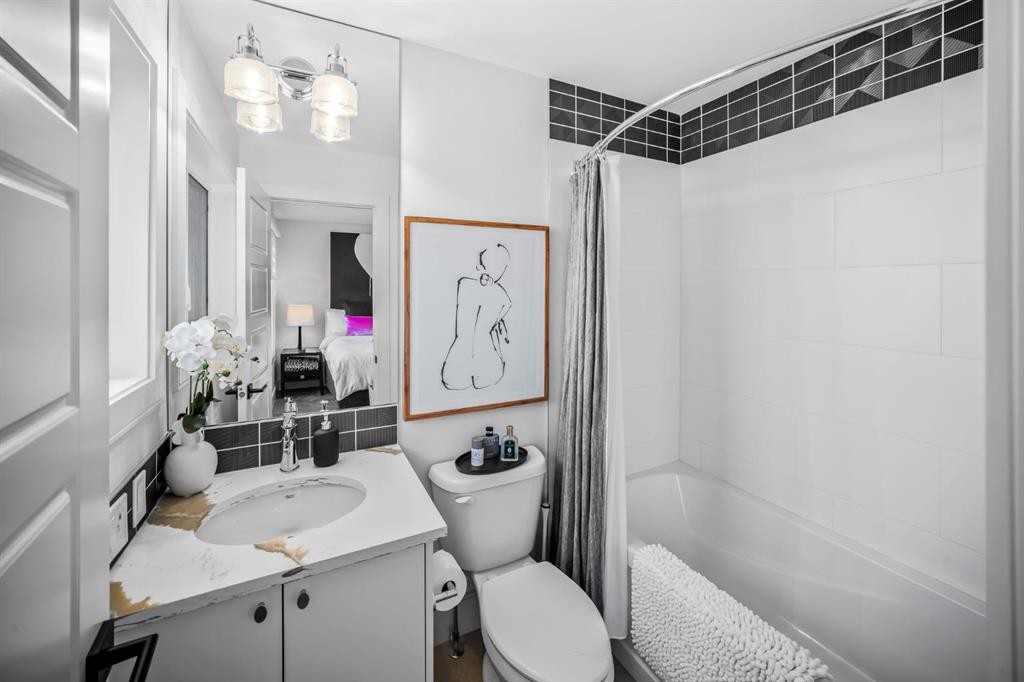 1910 48 Avenue Sw, Calgary, AB - Indoor Photo Showing Bathroom