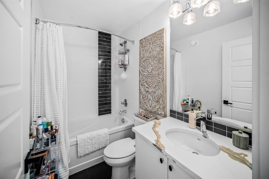 1910 48 Avenue Sw, Calgary, AB - Indoor Photo Showing Bathroom