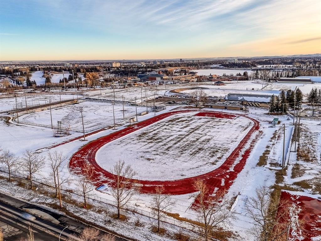 1910 48 Avenue Sw, Calgary, AB - Outdoor With View