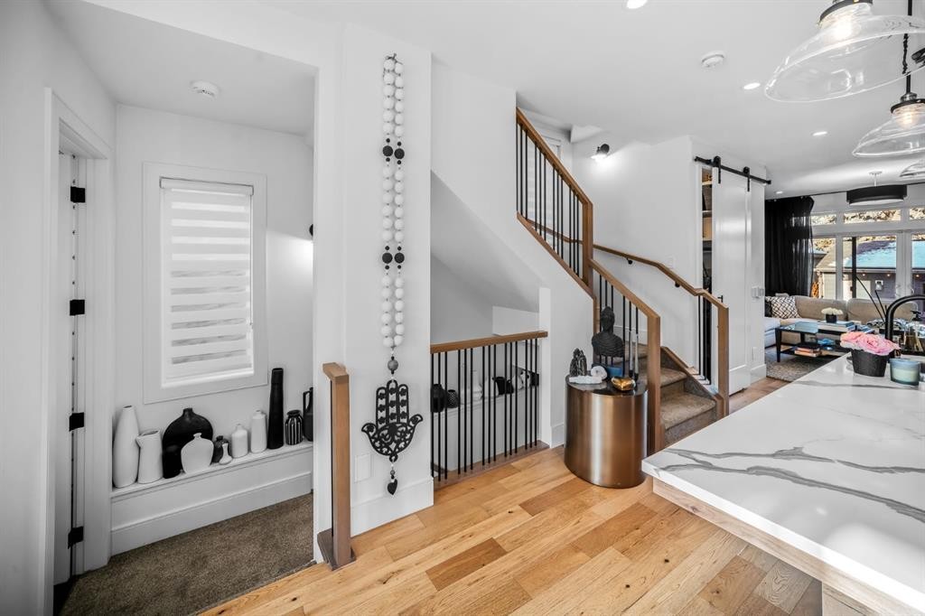 1910 48 Avenue Sw, Calgary, AB - Indoor Photo Showing Other Room