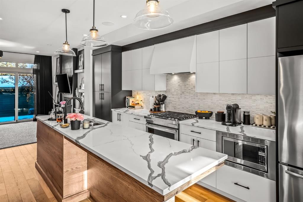 1910 48 Avenue Sw, Calgary, AB - Indoor Photo Showing Kitchen With Stainless Steel Kitchen With Upgraded Kitchen