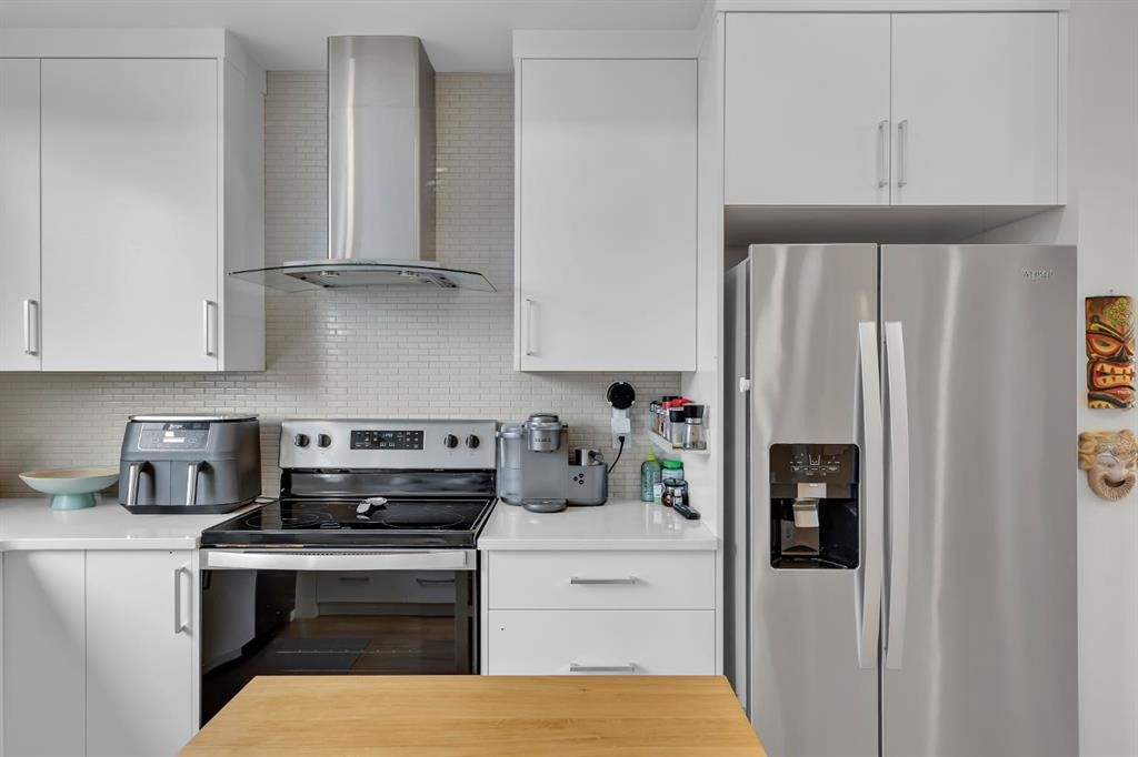 954 Mahogany Boulevard Se, Calgary, AB - Indoor Photo Showing Kitchen