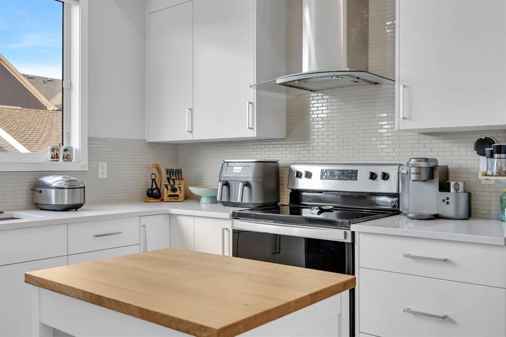 954 Mahogany Boulevard Se, Calgary, AB - Indoor Photo Showing Kitchen