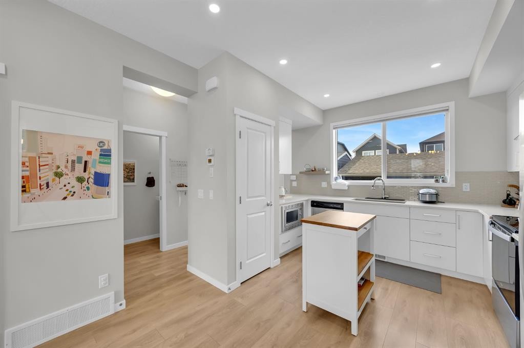 954 Mahogany Boulevard Se, Calgary, AB - Indoor Photo Showing Kitchen