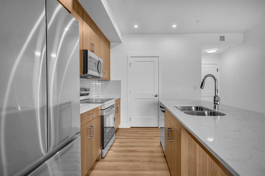 7209-1802 Mahogany Boulevard, Calgary, AB - Indoor Photo Showing Kitchen With Double Sink With Upgraded Kitchen